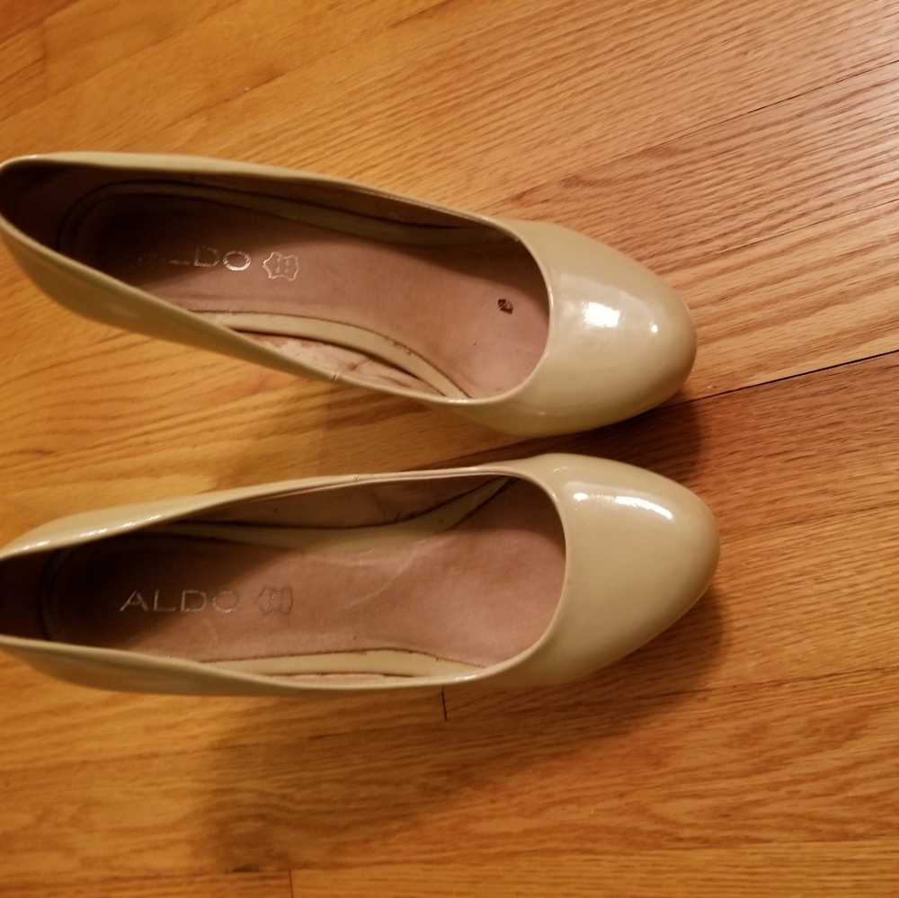 ALDO-Size 9 cream color  5 1/2" w/ platform heel